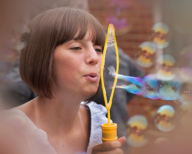  Gordon Olley - Blowing Bubbles 