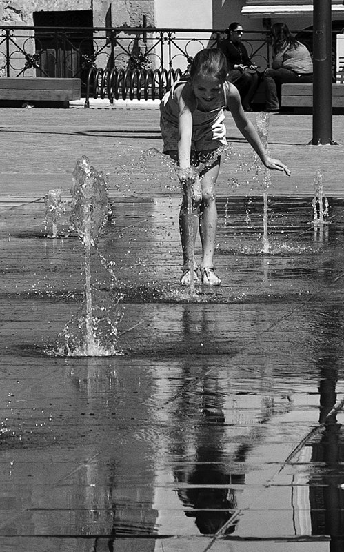  S Hall - 2nd Black & White Water Fountains at St George’s Square 